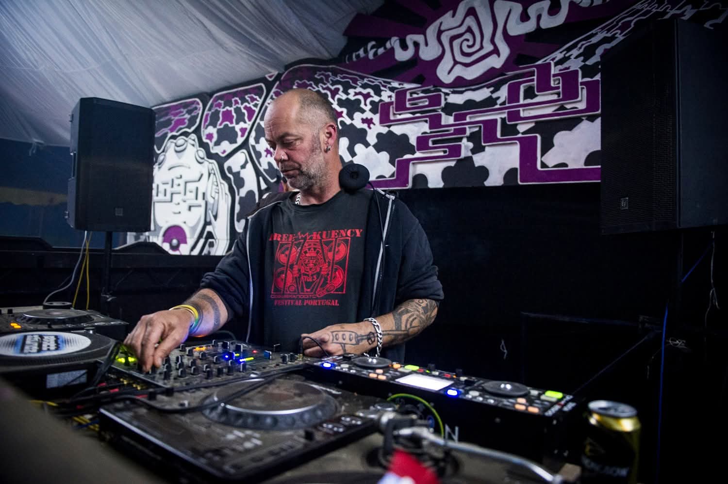 Papa Gumbo over a mixer in Freekuency festival